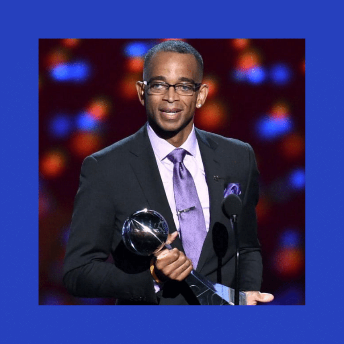 Stuart Scott holding winning an award